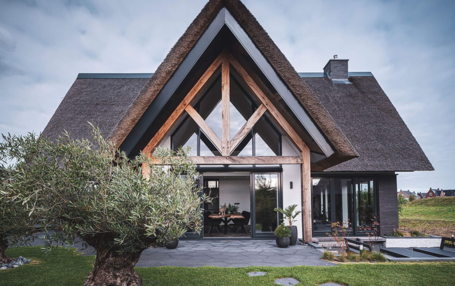 Villa met gekruiste rieten kappen en eiken spant (balken) onder de kap