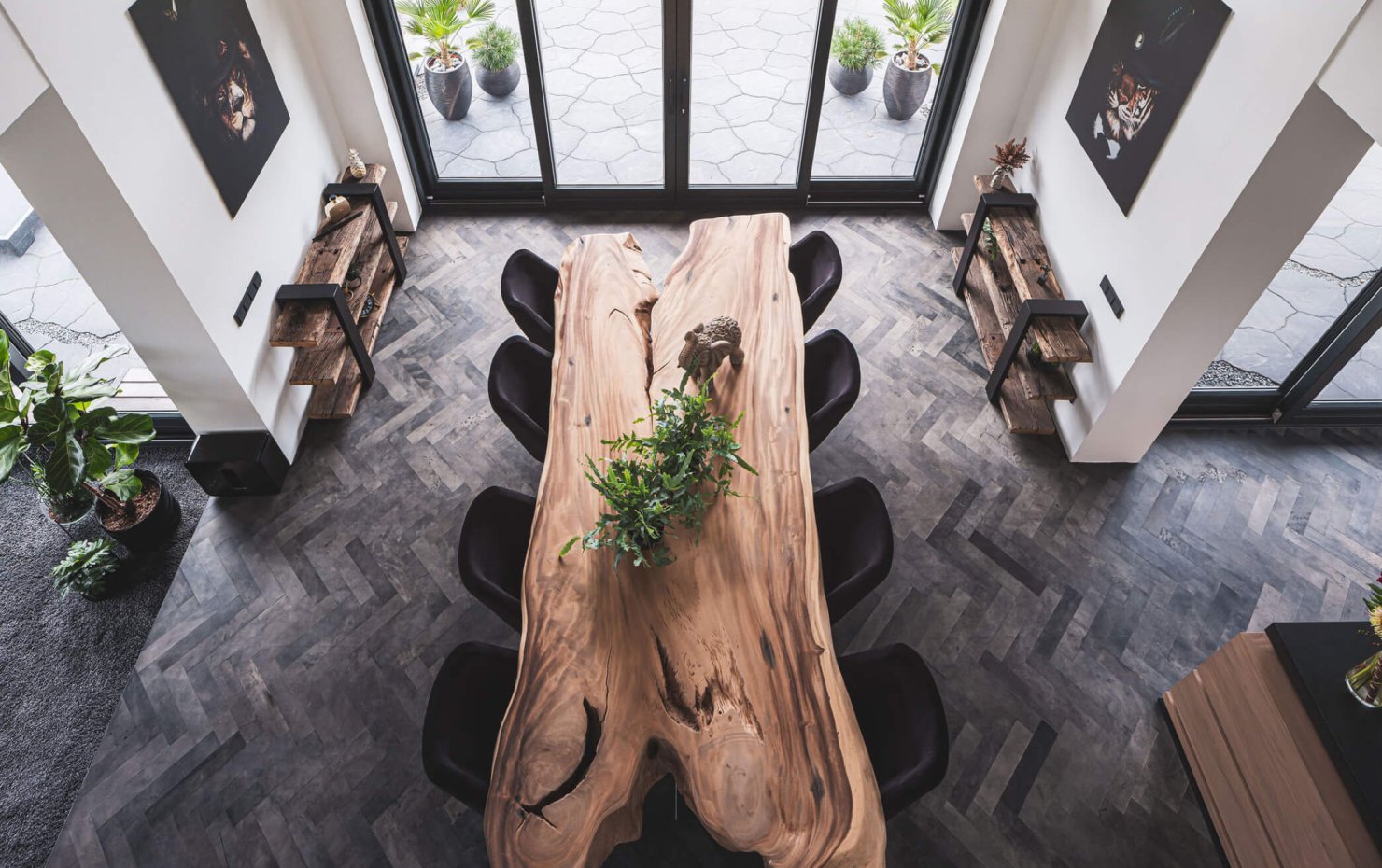 Design eethoek met boomstamtafel en leren vloerbedekking