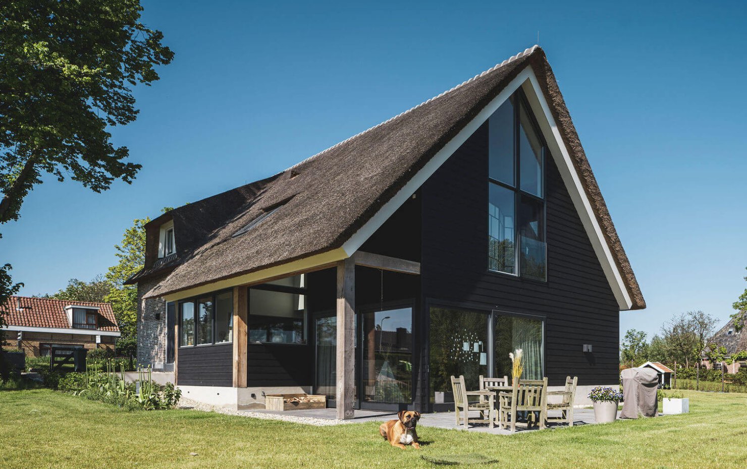 Moderne achterzijde van aan de voorzijde klassieke boerderijwoning