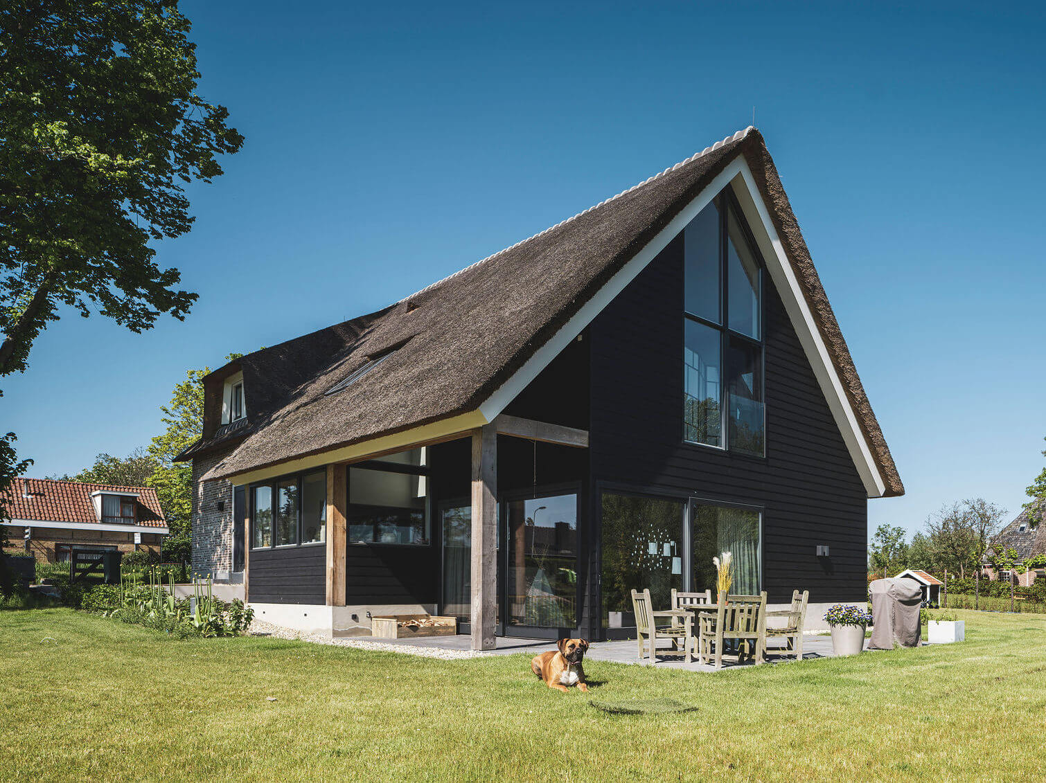 Moderne achterzijde van aan de voorzijde klassieke boerderijwoning