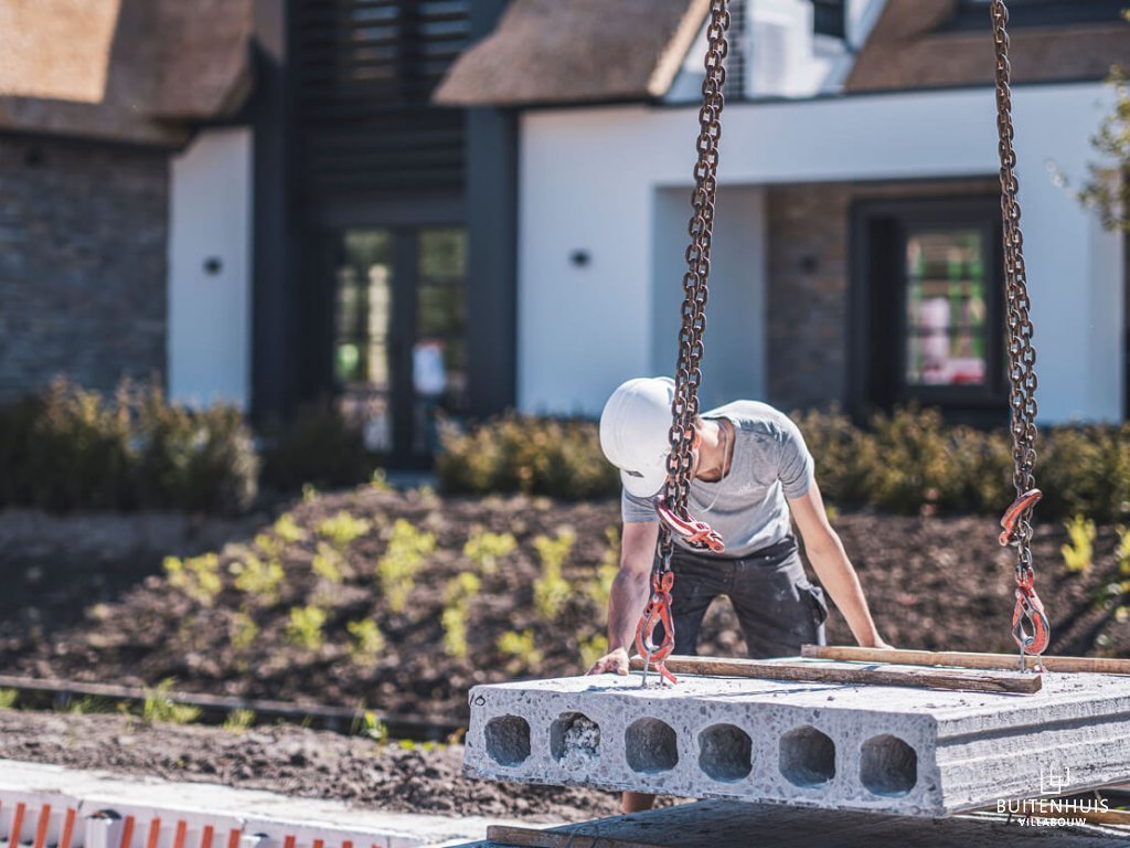 Blik op de bouwplaats bij Buitenhuis Villabouw