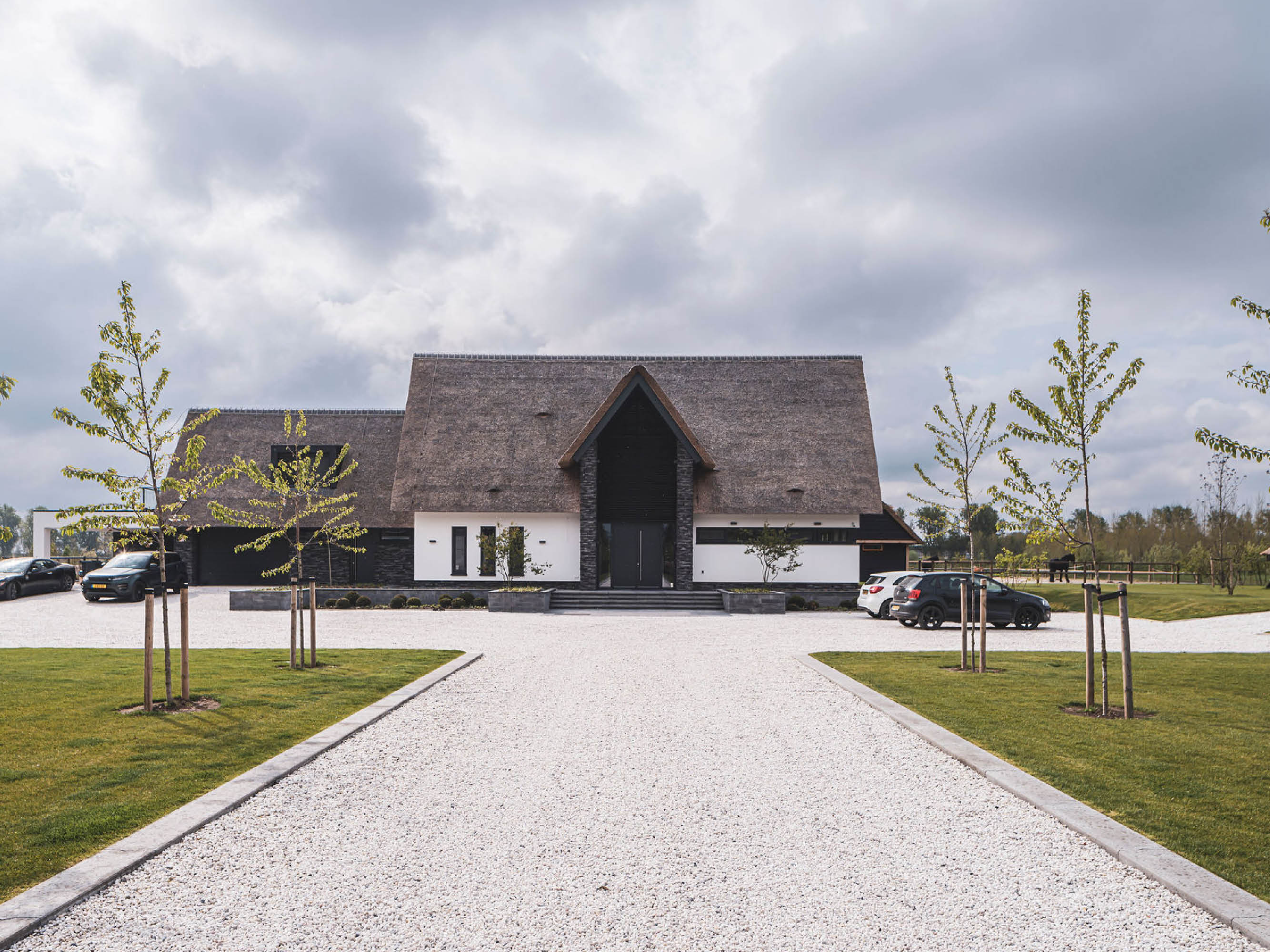 Imposante oprit van landhuis met rieten kap