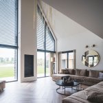 ThumbnailLiving villa met rieten kap met uitzicht op achtertuin door glazen achtergevel