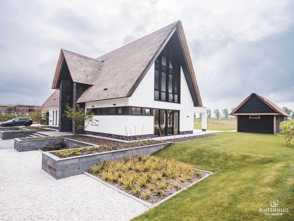 ThumbnailAchtergevel design villa met rieten kap en witgestucte gevel