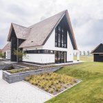 Thumbnail Achtergevel design villa met rieten kap en witgestucte gevel