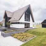 ThumbnailAchtergevel design villa met rieten kap en witgestucte gevel