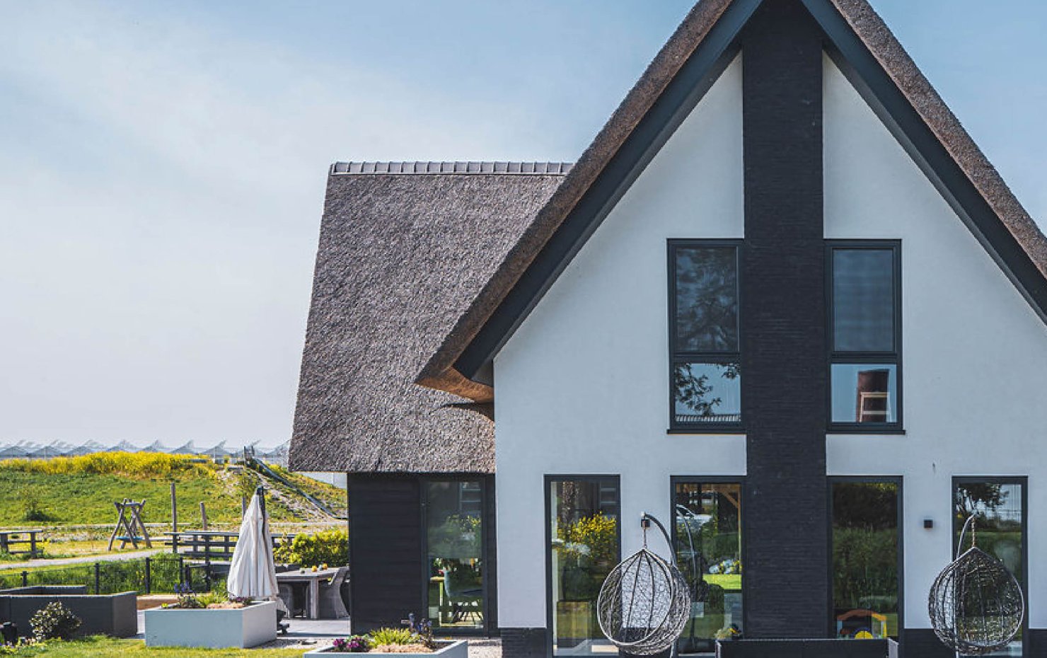 Achtergevel van moderne villa aan het water