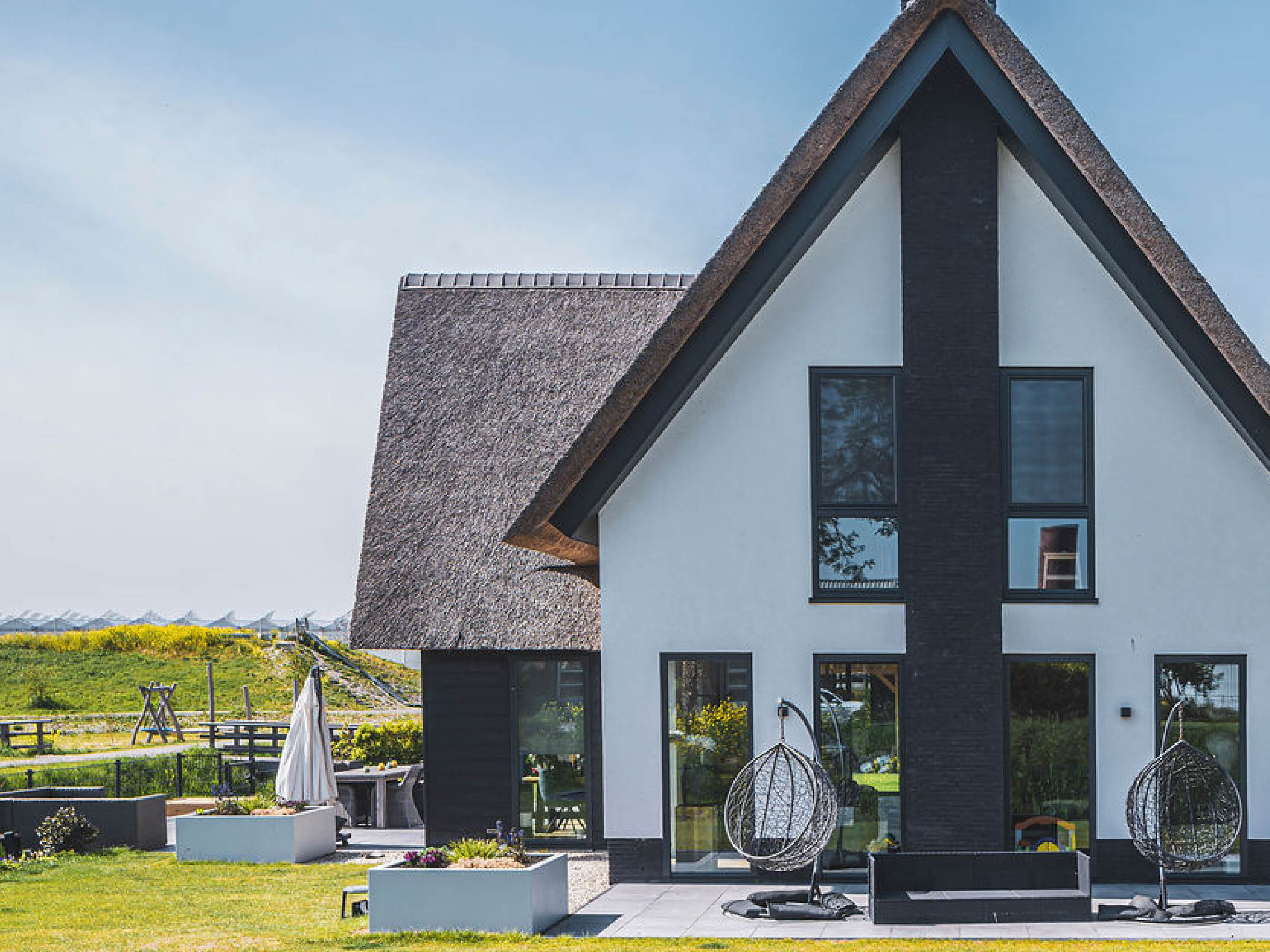Achtergevel van moderne villa aan het water