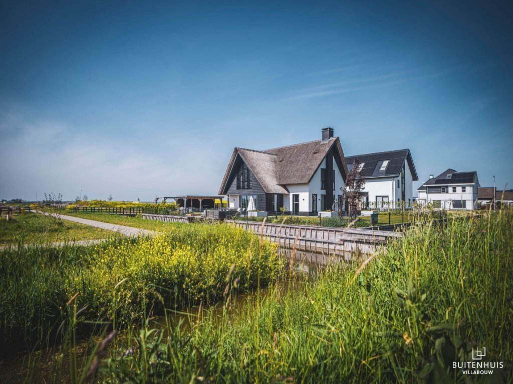 ThumbnailPrachtig gelegen villa met rieten kap in waterrijke omgeving