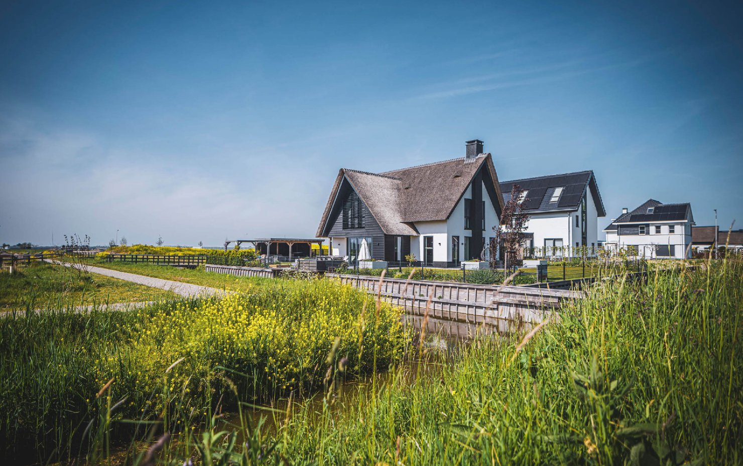 Prachtig gelegen villa met rieten kap in waterrijke omgeving