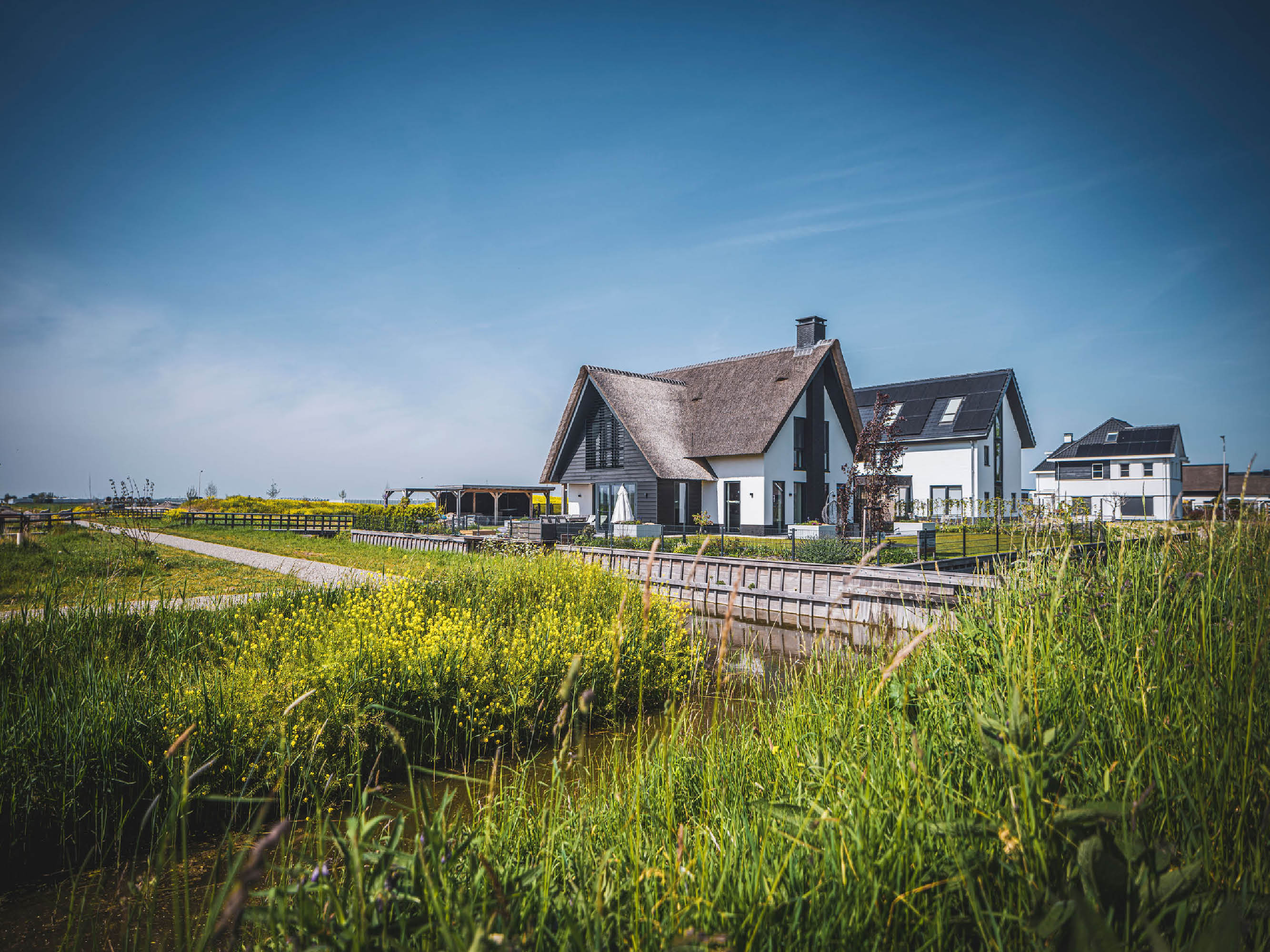 Prachtig gelegen villa met rieten kap in waterrijke omgeving