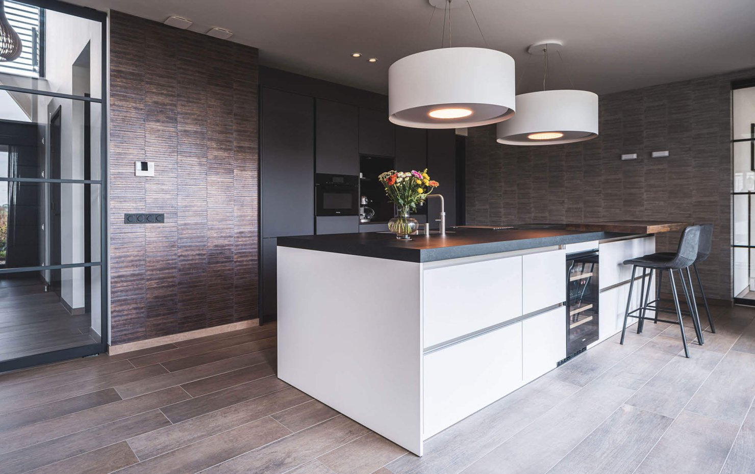 Stijlvolle moderne keuken met groot kook eiland