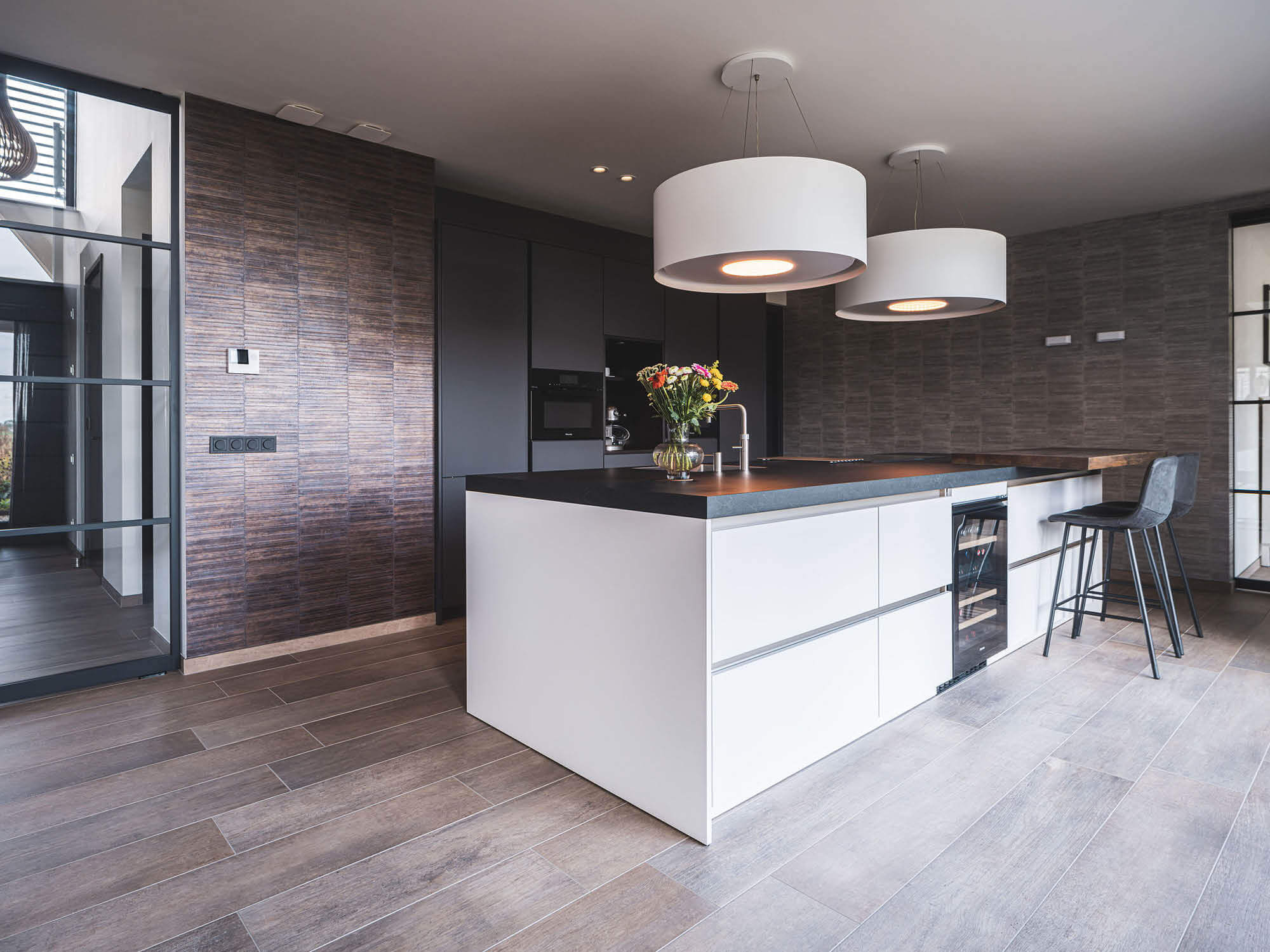 Stijlvolle moderne keuken met groot kook eiland