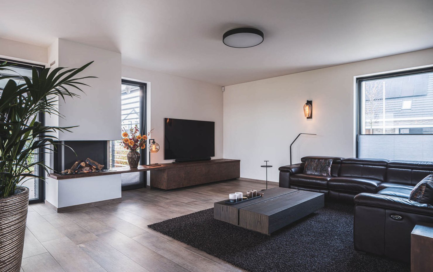 Lichte kamer met een strak modern interieur en wit gestucte wanden