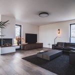ThumbnailLichte kamer met een strak modern interieur en wit gestucte wanden