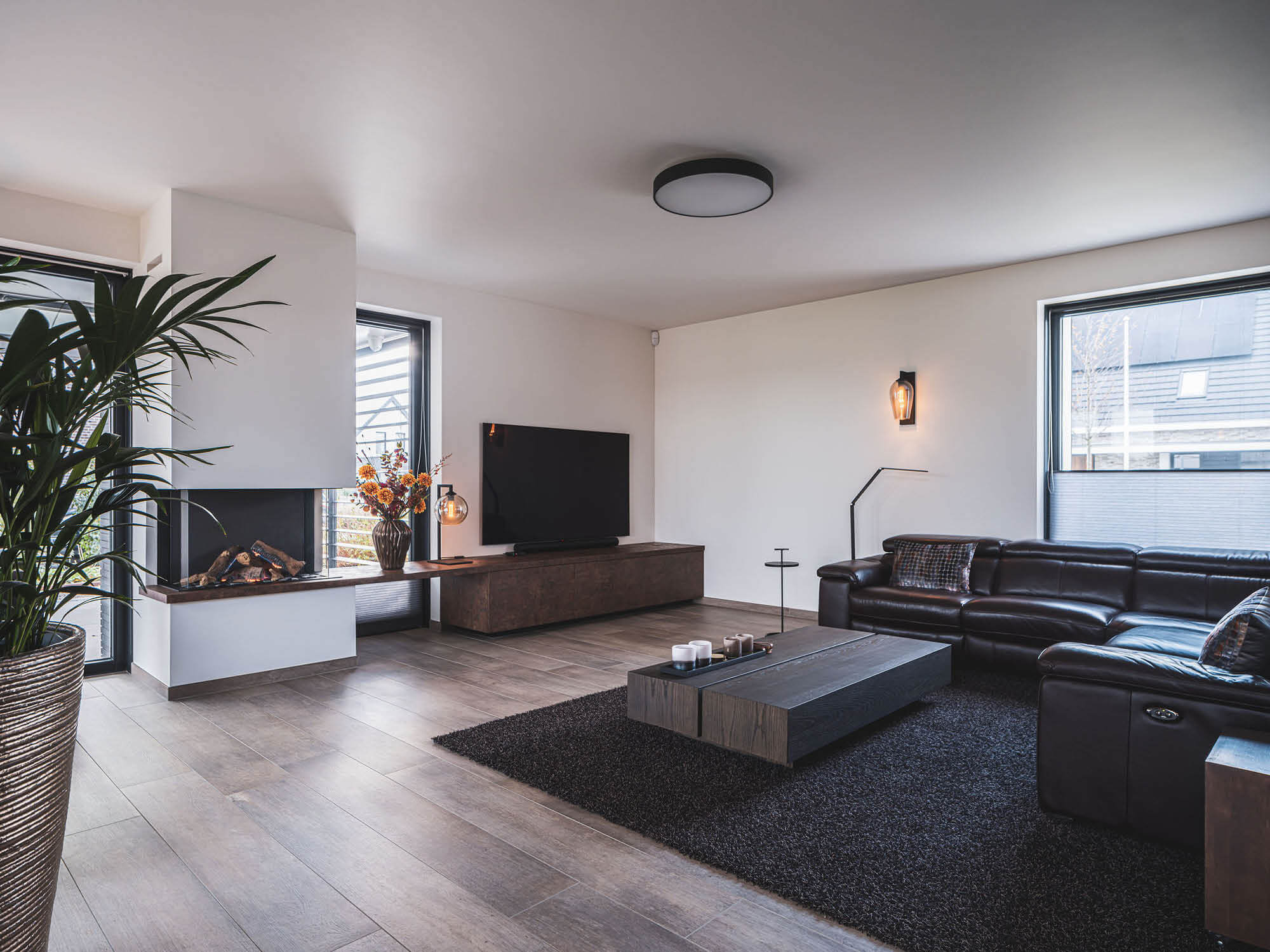 Lichte kamer met een strak modern interieur en wit gestucte wanden