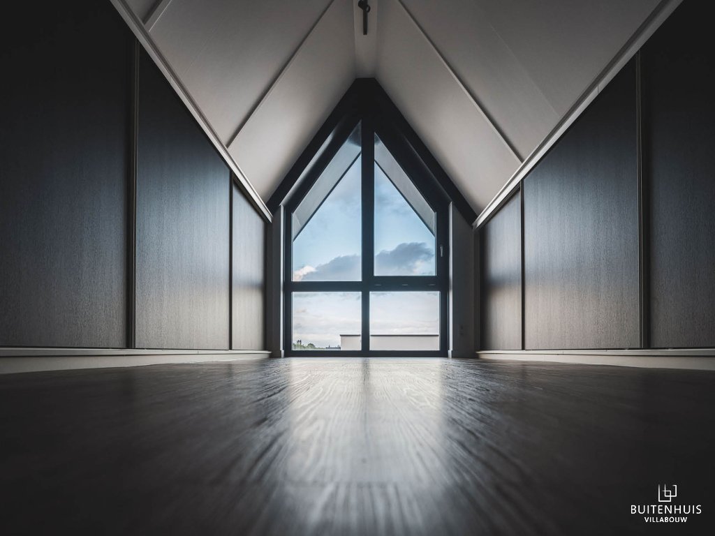 ThumbnailKamer met donkere schuifpanelen in de wanden en groot raam