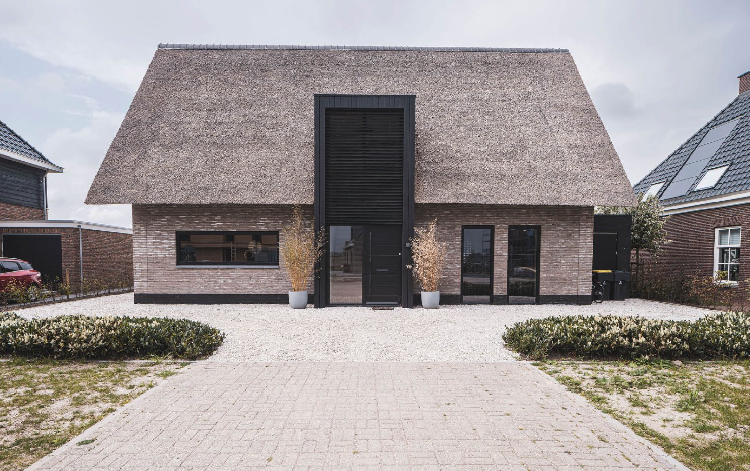 Voorgevel van moderne villa met rieten kap