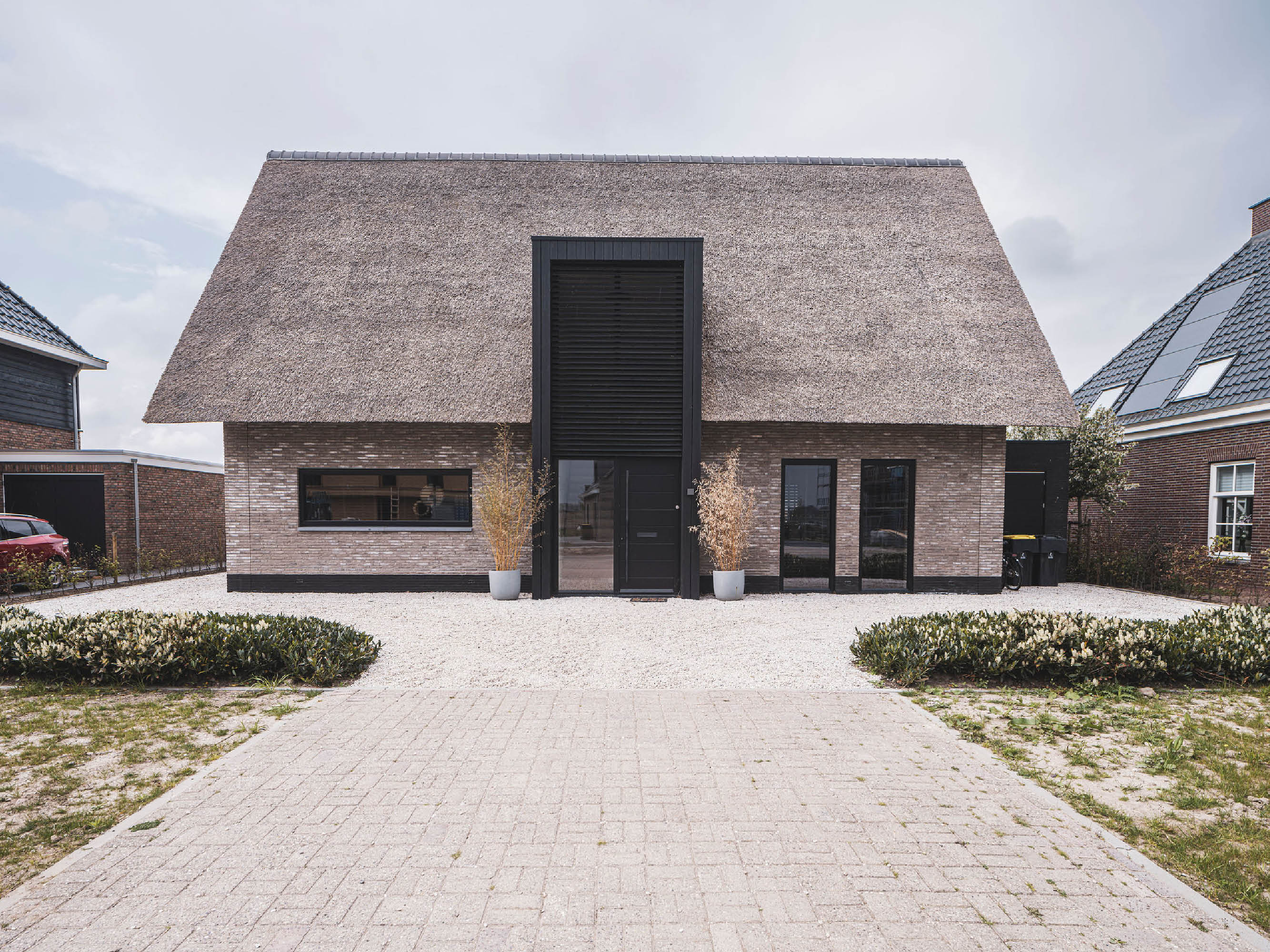 Voorgevel van moderne villa met rieten kap
