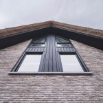 Thumbnail Gevelbeeld van een moderne villa met rieten kap en zonwering
