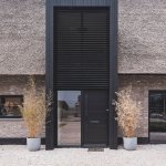 ThumbnailVoordeur van een moderne villa met rieten kap