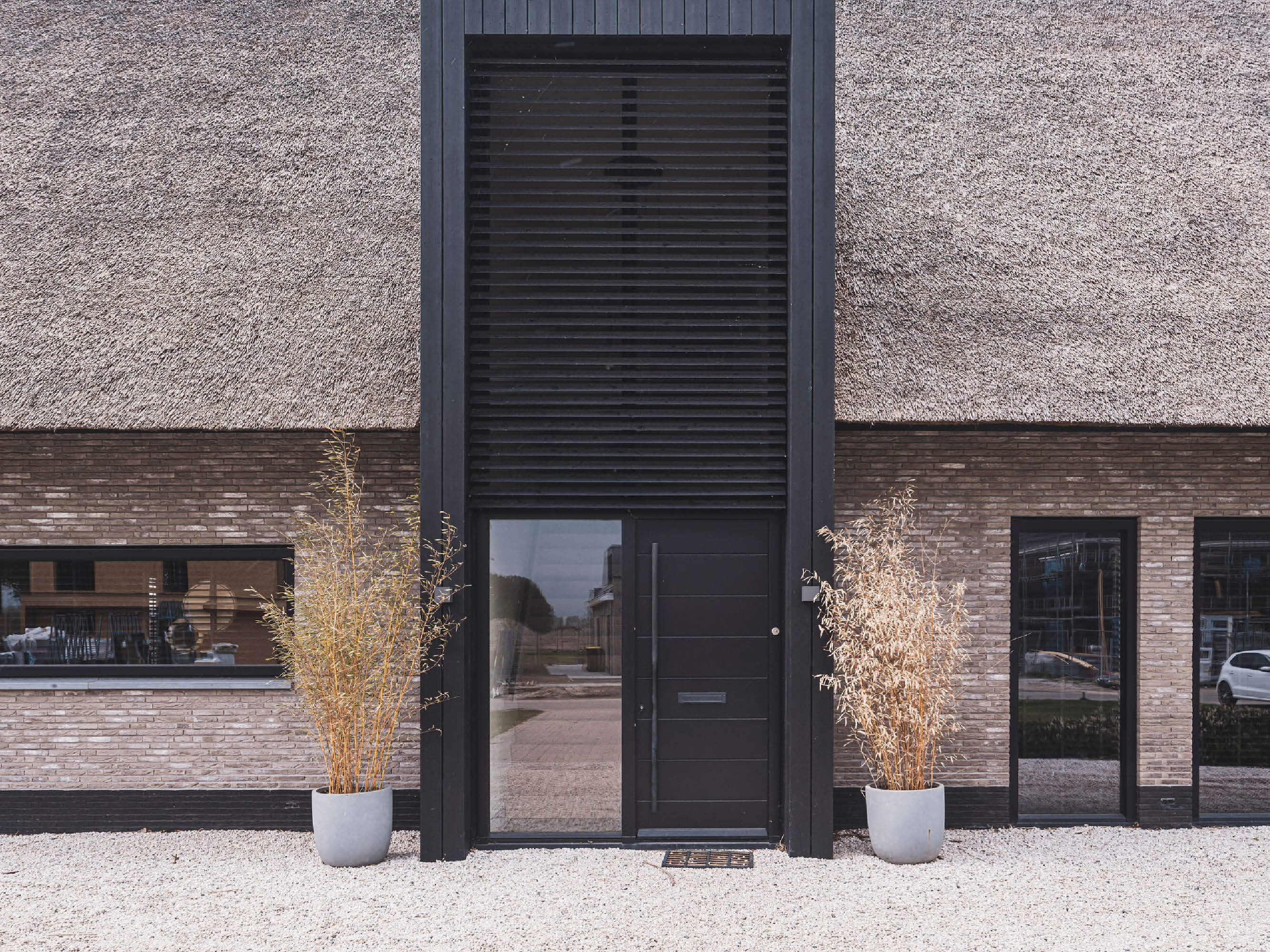 Voordeur van een moderne villa met rieten kap