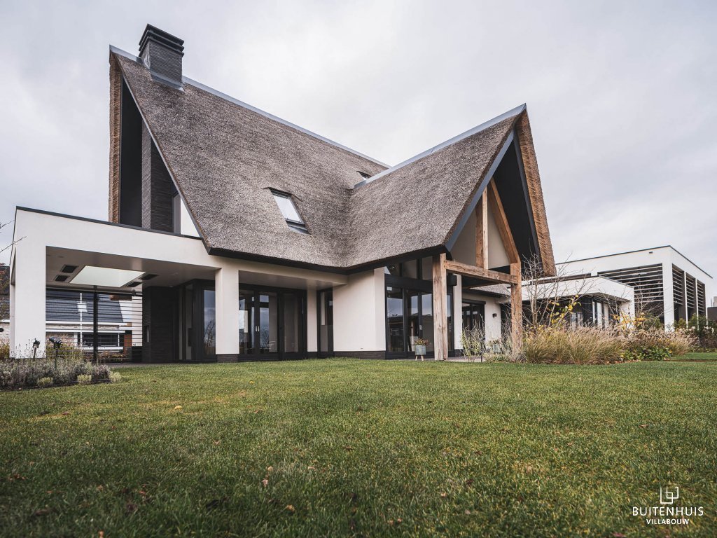 ThumbnailLandelijke, wit gestucte villa met rieten dak en veel grote ramen