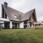 ThumbnailLandelijke, wit gestucte villa met rieten dak en veel grote ramen