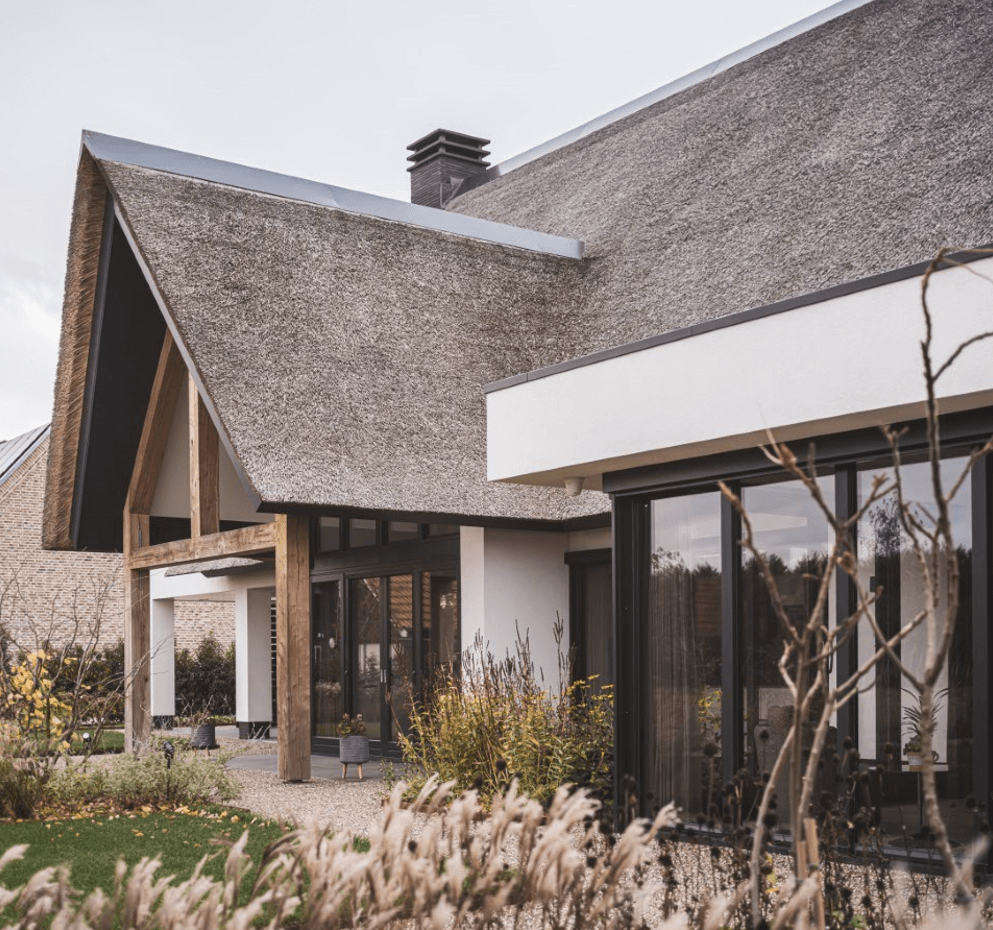 Landelijke villa met rieten kap en ruime overkapping
