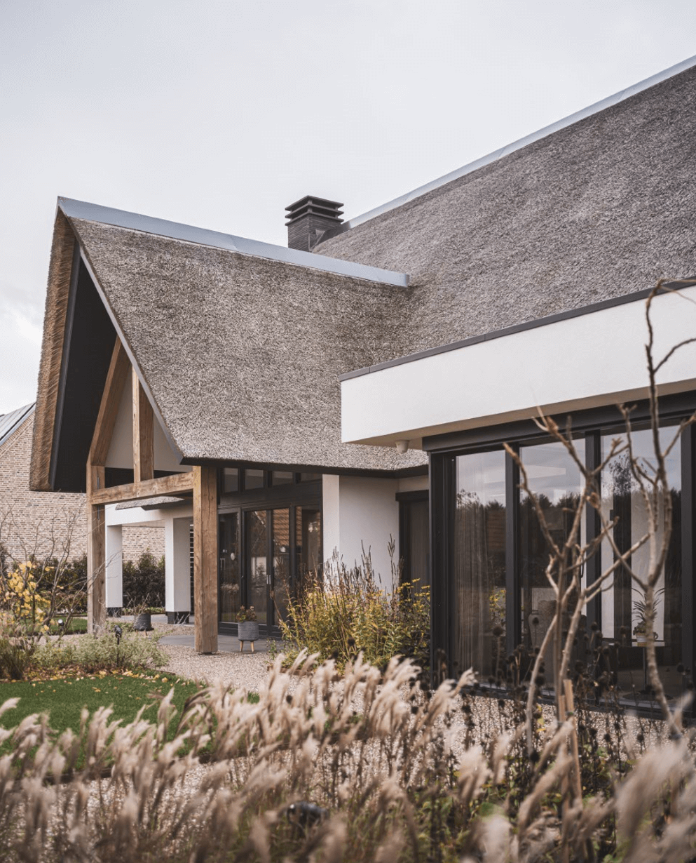 Landelijke villa met rieten kap en ruime overkapping