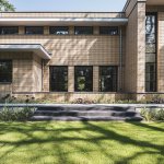 ThumbnailVilla in Dokukstijl met grote ramen, plantenborders en trapje