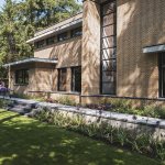 ThumbnailVilla in Dokukstijl met grote ramen, plantenborders en trapje