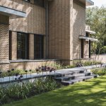 ThumbnailVilla in Dokukstijl met grote ramen, plantenborders en trapje