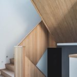 ThumbnailWitte gang met licht houten trappenhuis