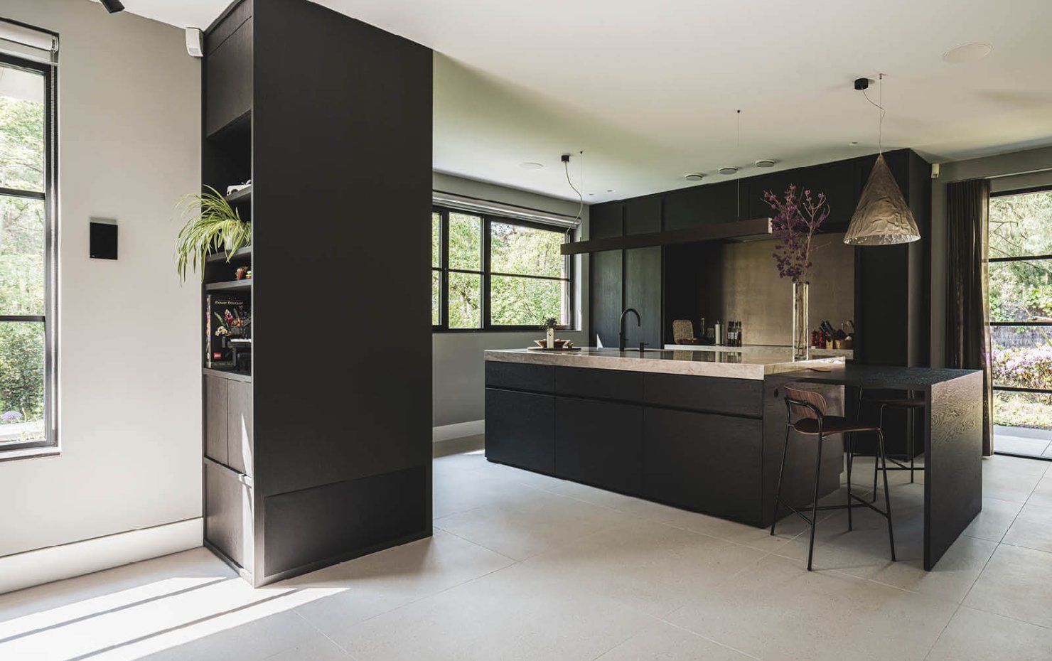 Moderne keuken met veel licht in villa in Dukokstijl