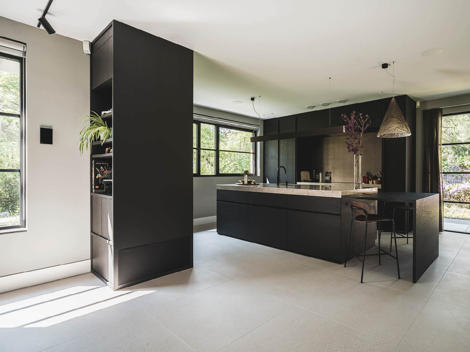 Moderne keuken met veel licht in villa in Dukokstijl