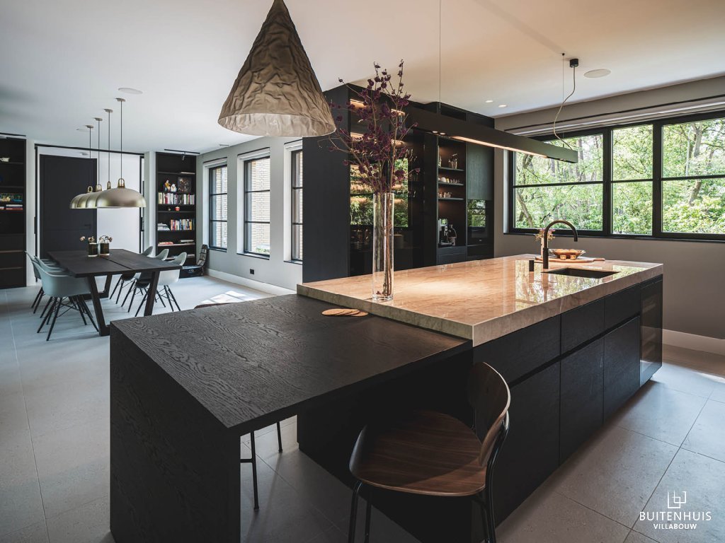 ThumbnailModerne keuken en eetkamer met groot kookeiland in villa in Dukokstijl