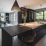 ThumbnailModerne keuken en eetkamer met groot kookeiland in villa in Dukokstijl