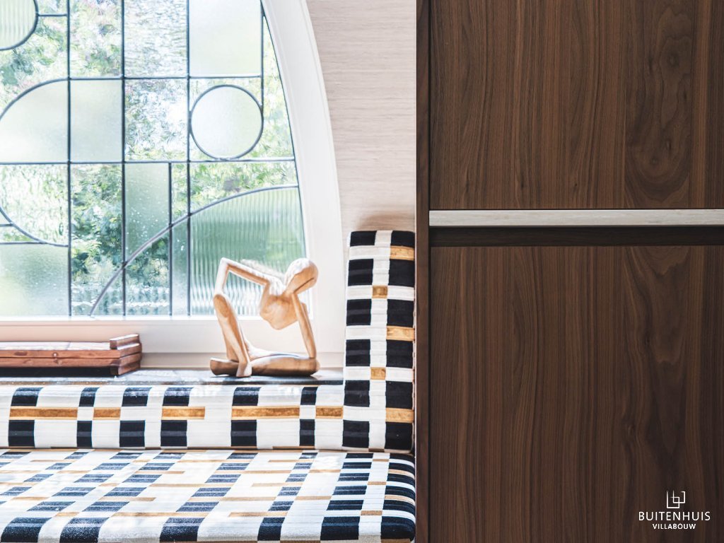 ThumbnailZithoek met glas-in-lood ramen en houten kast