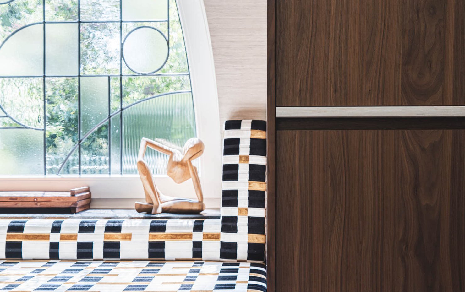 Zithoek met glas-in-lood ramen en houten kast