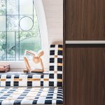 ThumbnailZithoek met glas-in-lood ramen en houten kast
