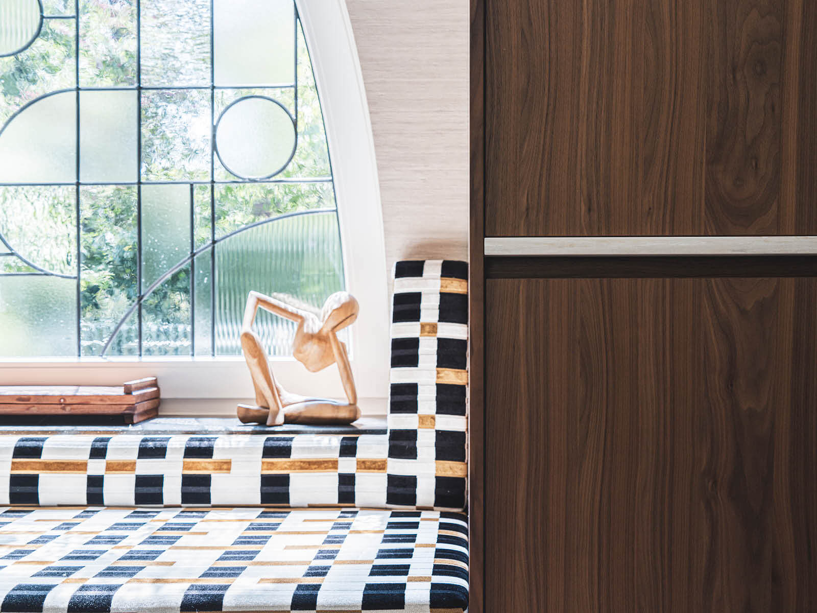 Zithoek met glas-in-lood ramen en houten kast