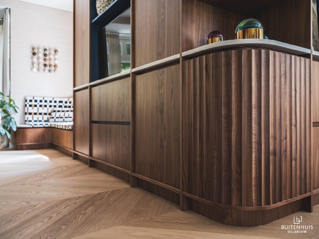 ThumbnailClose-up van een warm intereur met grote houten kast