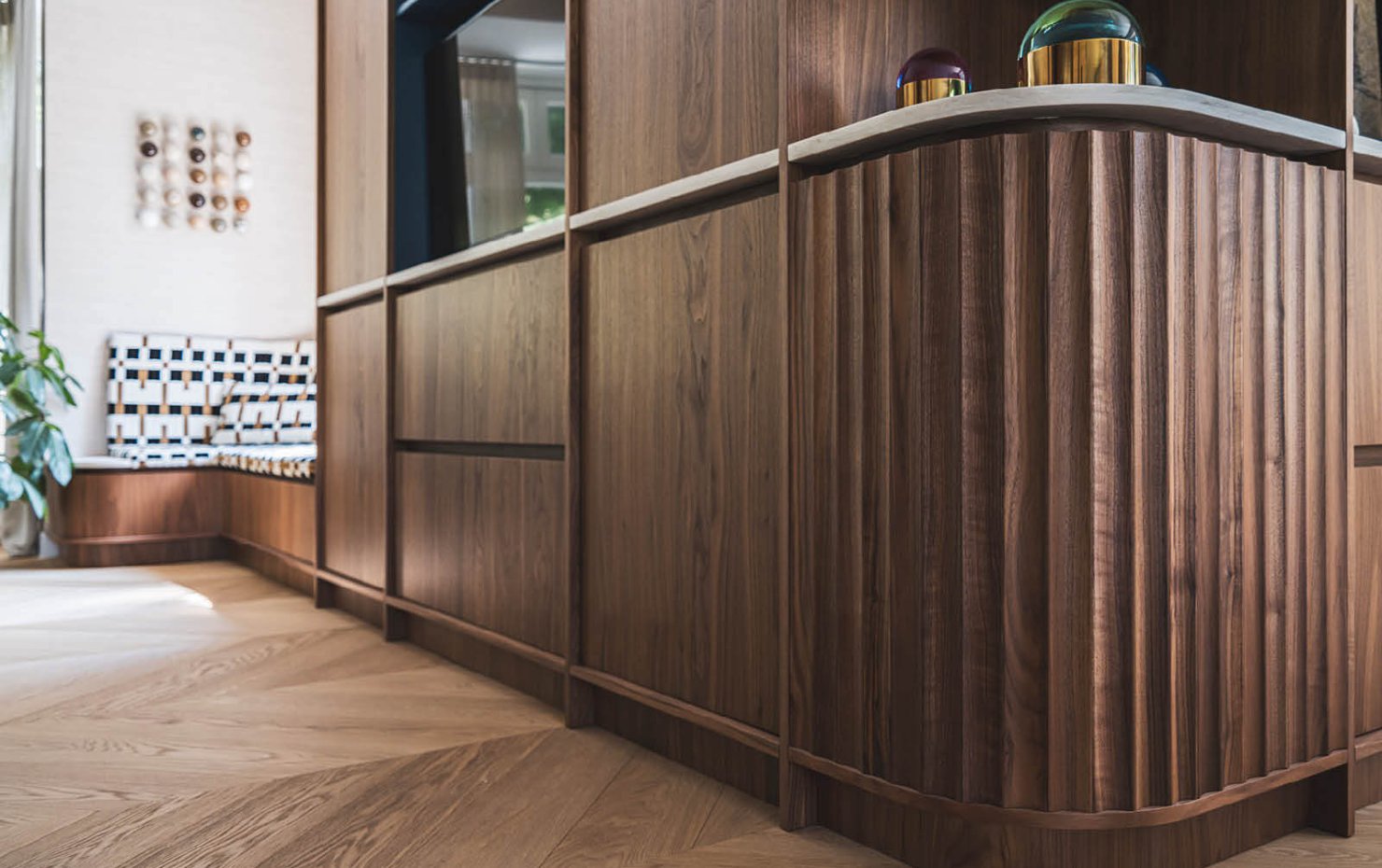 Close-up van een warm intereur met grote houten kast