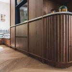 ThumbnailClose-up van een warm intereur met grote houten kast