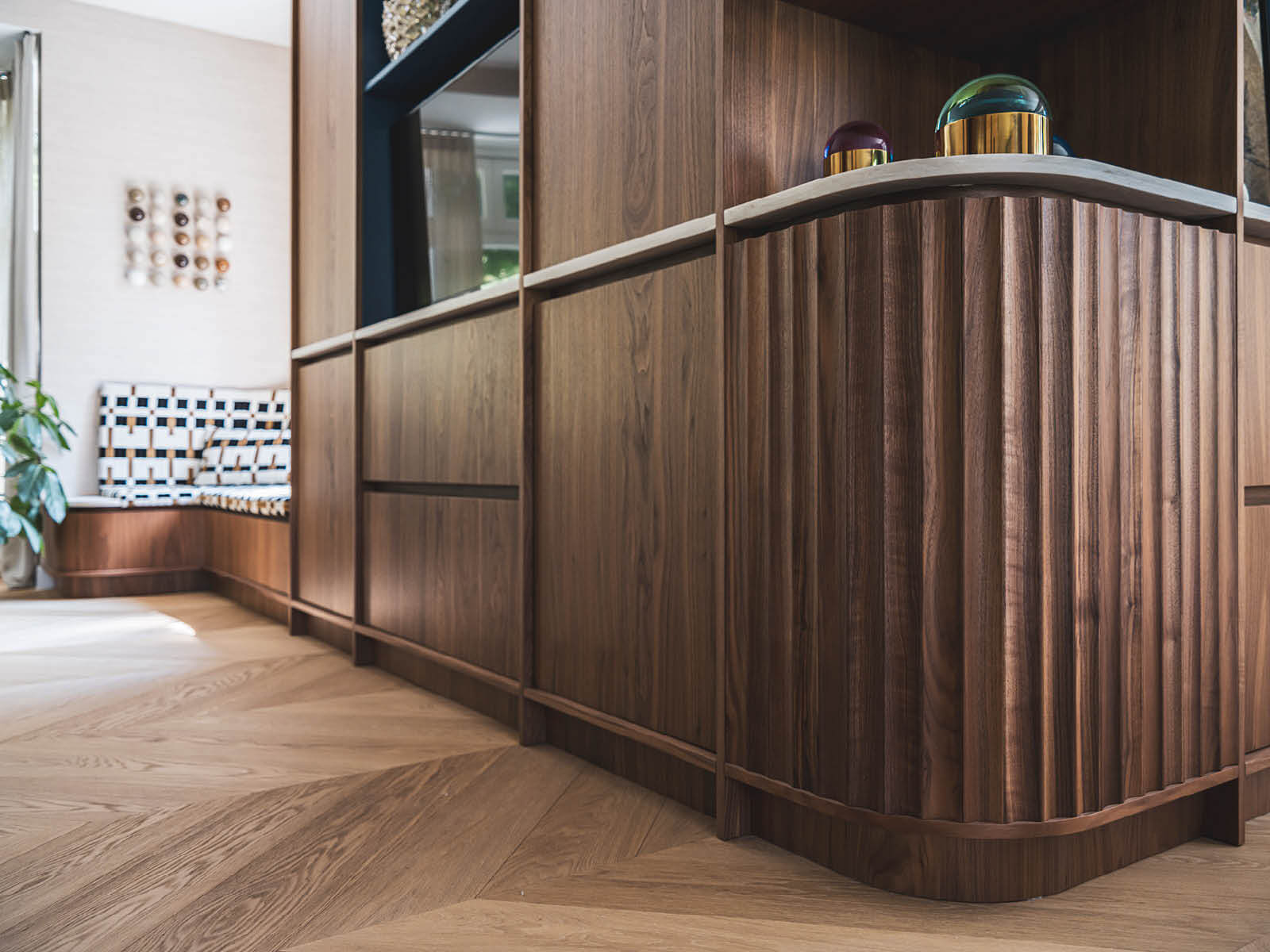 Close-up van een warm intereur met grote houten kast