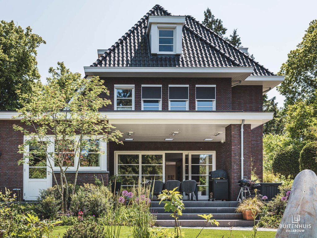 ThumbnailStijlvolle jaren 30 woning met aangelegde tuin vol bloemen