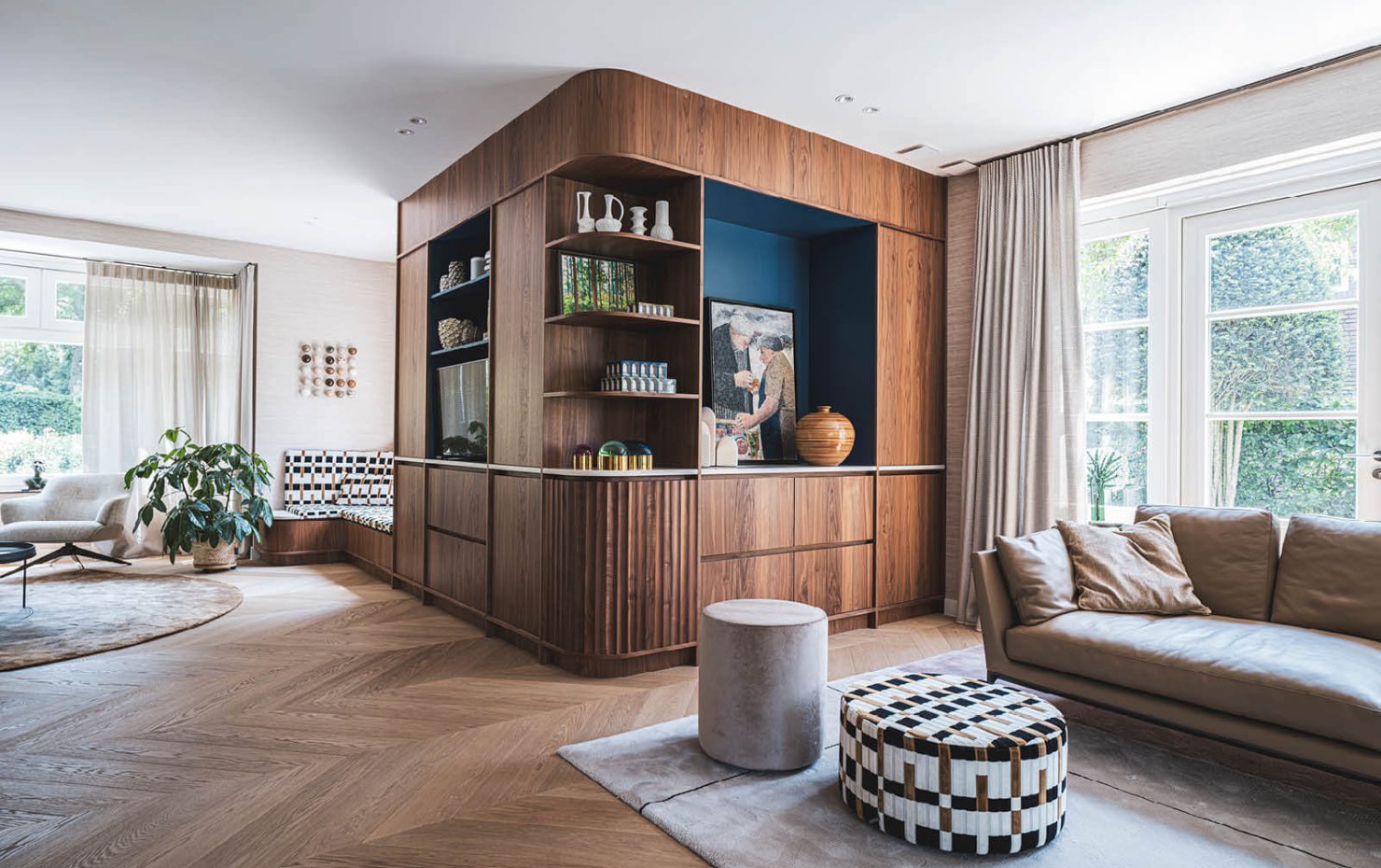 Grote houten wandkast met uitzicht op de zithoek en de woonkamer