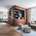 ThumbnailGrote houten wandkast met uitzicht op de zithoek en de woonkamer