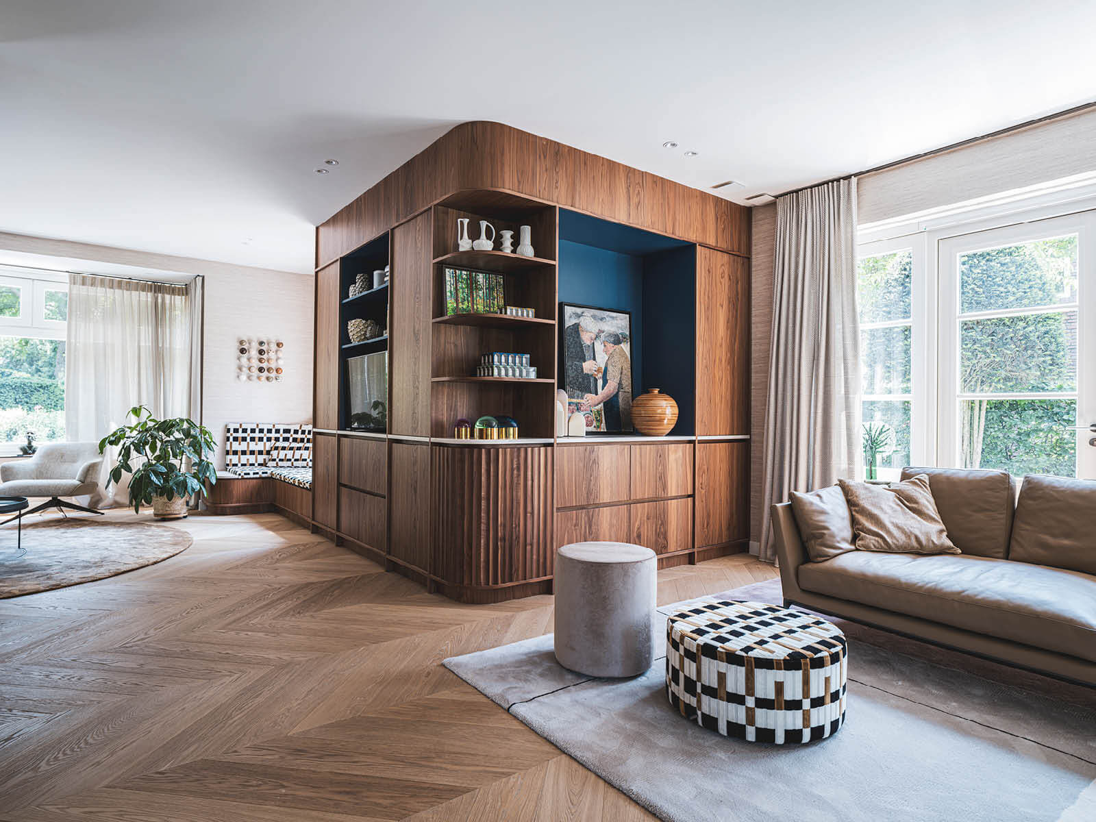 Grote houten wandkast met uitzicht op de zithoek en de woonkamer